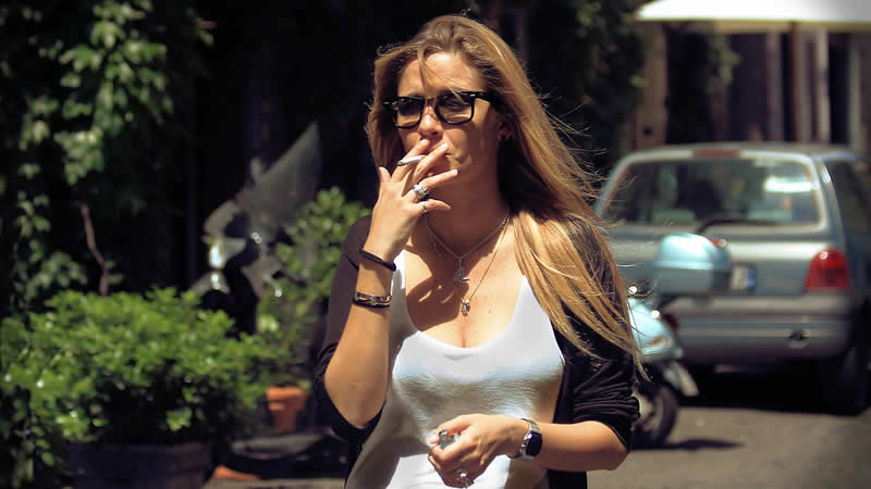 多伦多街头吸烟女郎 多伦多街头吸烟女郎